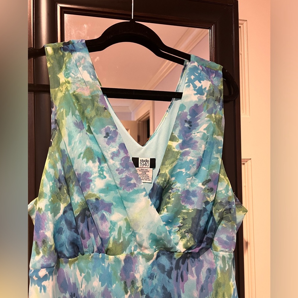 - Sleeveless watercolor womens dress. Size 20wHas a light blue under dress… - Picture 2 of 9